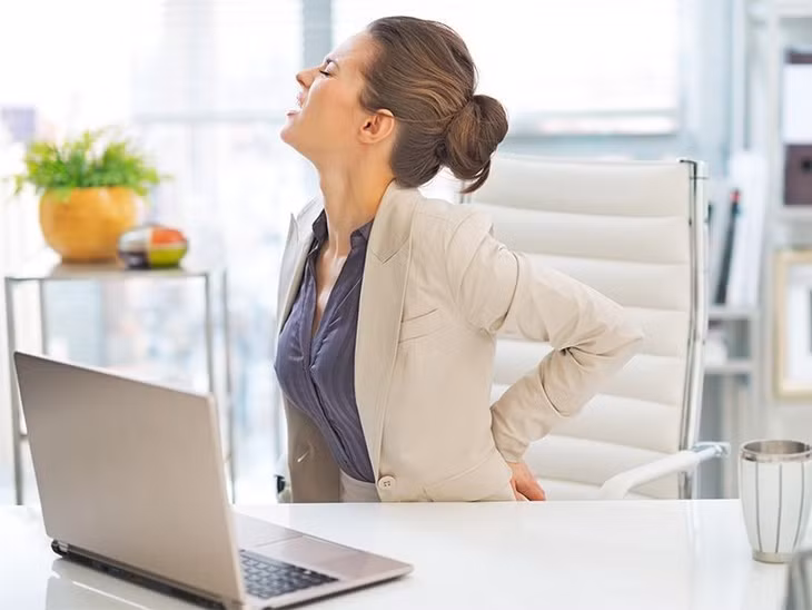 Đối với tư thế ngồi với trọng lượng nửa người trên dồn về cột sống cũng như điểm chịu áp lực lớn nhất trên cơ thể con người là đốt sống thắt lưng, lưng và cổ - Ảnh Internet