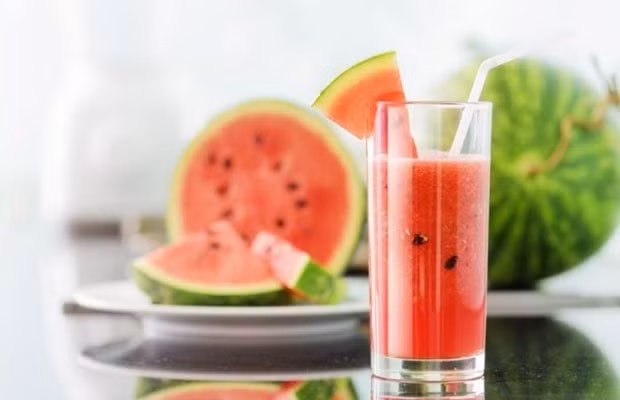 Để giữ cho bản thân mát mẻ, hãy ăn dưa hấu, cam, nước dừa,… Ảnh: ST