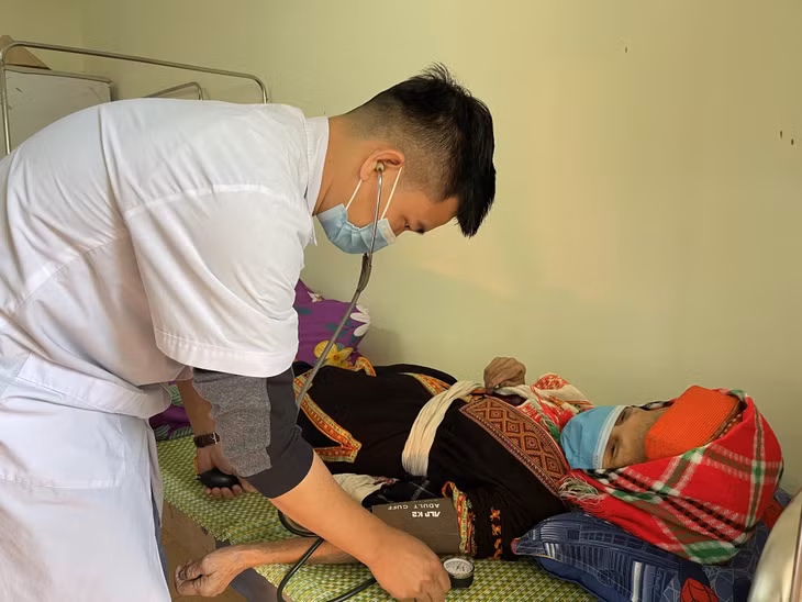 Bác sĩ kiểm tra sức khoẻ cho người dân xã Thanh Lâm (huyện Ba Chẽ) sau khi tiêm vắc-xin phòng Covid-19.