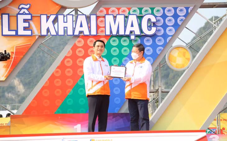 Ban Tổ chức Giải trao kỷ niệm chương cho tỉnh Quảng Ninh, ghi nhận những đóng góp, hỗ trợ của tỉnh cho Giải đua.