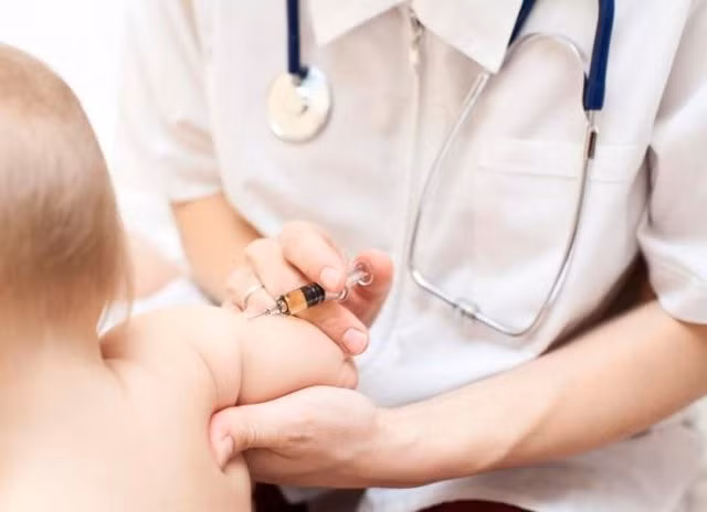 Sau khi tiêm vaccine vẫn cần hạn chế tiếp xúc với những người bị bệnh hoặc có nguy cơ bị bệnh vì lúc này cơ thể chưa có đủ kháng thể để phòng bệnh.