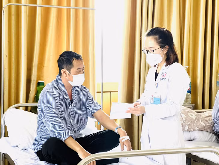 ... và tư vấn cách dùng thuốc cho bệnh nhân sau khi phẫu thuật.