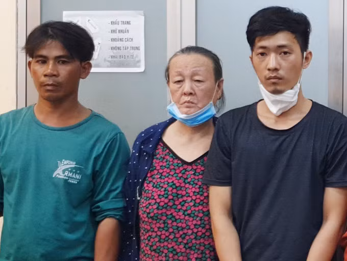 Bà Lê Thị Dư (giữa) là nghi can cầm đầu vụ cướp. Ảnh: Quốc Thắng