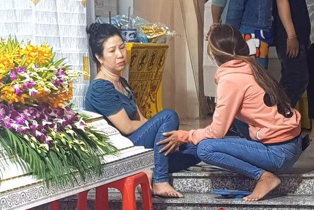 Bà Là đau lòng khi đứa con duy nhất qua đời. Ảnh: Lê Trai.