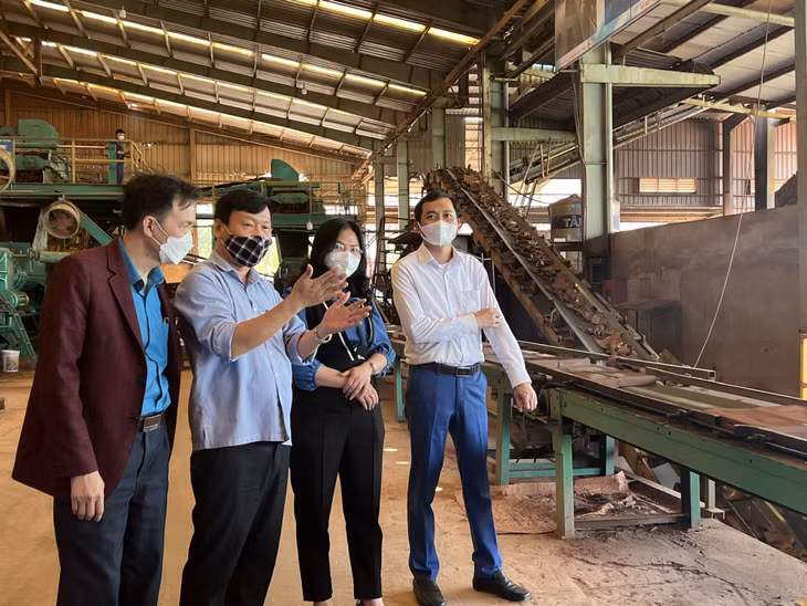 Chủ tịch Công đoàn Nguyễn Văn Lai (thứ 2 từ trái sang) trao đổi về sáng kiến “Thu hồi trực tiếp pavia sản phẩm các loại sản phẩm trang trí vào cấp liệu trung gian bỏ qua công đoạn gia công qua máy miết”.