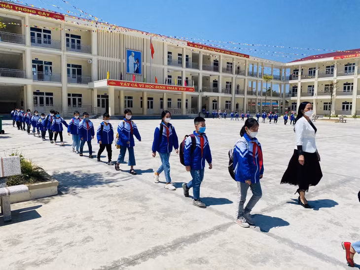 Học sinh Trường Tiểu học thị trấn Đầm Hà ra về theo từng khối lớp. Ảnh chụp ngày 4/4