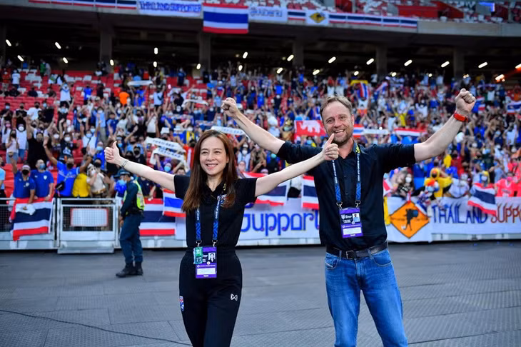 Bà Nualphan Lamsam và HLV Polking là cặp bài trùng lãnh đạo giúp Thái Lan đăng quang tại AFF Cup 2020. Ảnh: Siam.
