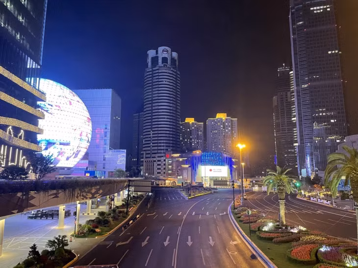 Khung cảnh đường phố vắng vẻ tại trung tâm mua sắm Xujiahui ở quận Xuhui, Thượng Hải ngày 22/4. Ảnh: SCMP