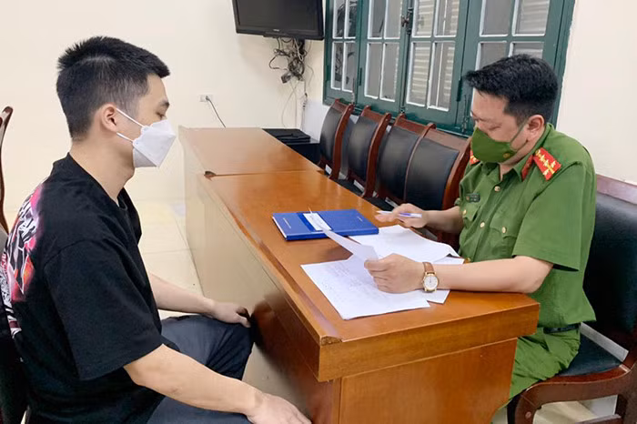 Cơ quan Công an lấy lời khai đối tượng Phạm Văn Vũ.