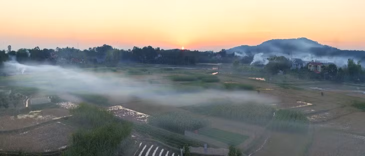 Khói lam chiều trên ngôi làng cổ có tên gọi dân dã là làng Sấu thuộc xã Liên Chung (xưa là Chung Sơn), huyện Tân Yên. Tránh xa ồn ào khói bụi nơi đô thị, có dịp du khách hãy về thăm làng Sấu. Tương truyền, phía sau làng có một núi đất xưa kia mang hình dáng một con sấu, linh vật thường được thờ ở các đình đền, nên làng tên là Sấu. Bộ ảnh do nghệ sĩ nhiếp ảnh Nguyễn Hữu Thông (sinh năm 1987), người Bắc Giang, thực hiện qua nhiều lần ghé làng. Trong sự nghiệp nhiếp ảnh, anh đã gặt hái được trên 40 giải thưởng lớn nhỏ trong nước và quốc tế.