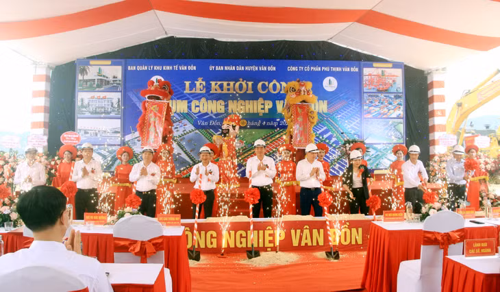 Các đại biểu làm lễ khởi công dự án Cụm công nghiệp Vân Đồn. Ảnh: Mạnh Trường