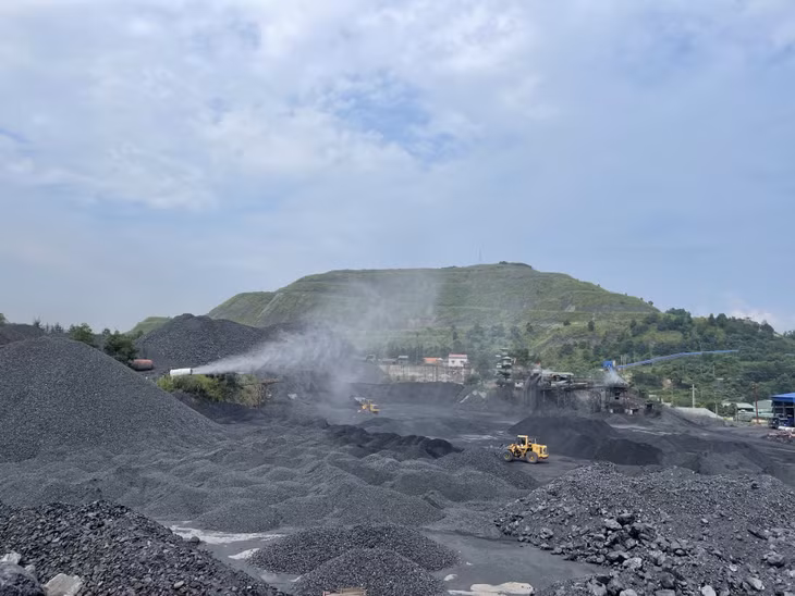 Hiện nay, các kho chứa than, TKV đều đầu tư hệ thống phun sương dập bụi, giảm thiểu bụi phát tán môi trường xung quanh. Ảnh chụp kho chứa than Công ty CP Than Đèo Nai.