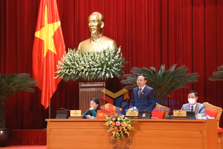 Chủ tọa Kỳ họp kết luận phần thảo luận tại hội trường.