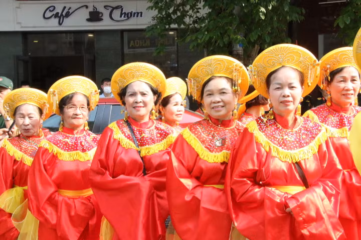 Các đội tế tham gia lễ rước Đức Ông vi hành đều mang trang phục rực rỡ, điểm tô sắc màu văn hóa tại lễ hội.