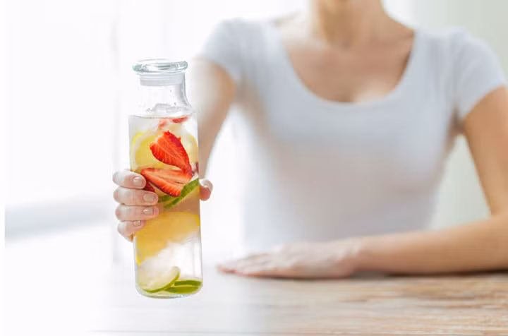 Uống quá nhiều nước và thay thế cho chế độ ăn hàng ngày không phải là phương pháp cải thiện sức khỏe lành mạnh.