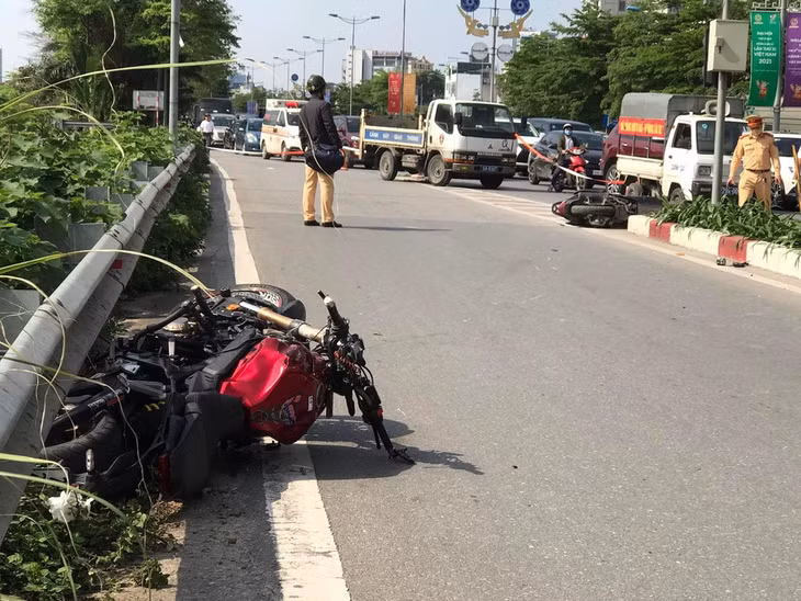 Cảnh sát phong tỏa đoạn đường để khám nghiệm vụ tai nạn. Ảnh: X.Đ.