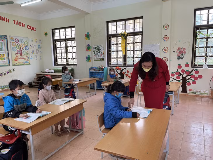 Giáo viên Trường PTDT bán trú TH&amp;THCS Nam Sơn (huyện Ba Chẽ) hướng dẫn học sinh làm bài tập.
