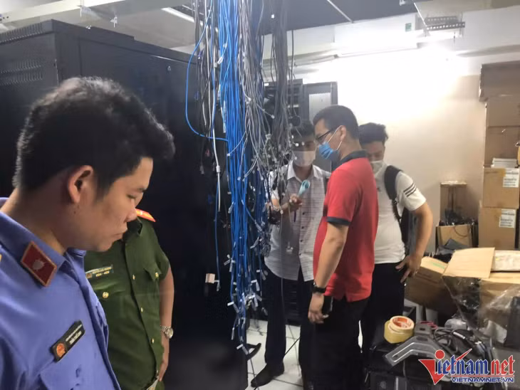 Thu giữ nhiều tài liệu, niêm phong máy móc để phục vụ công tác điều tra. Ảnh: Phạm Hải