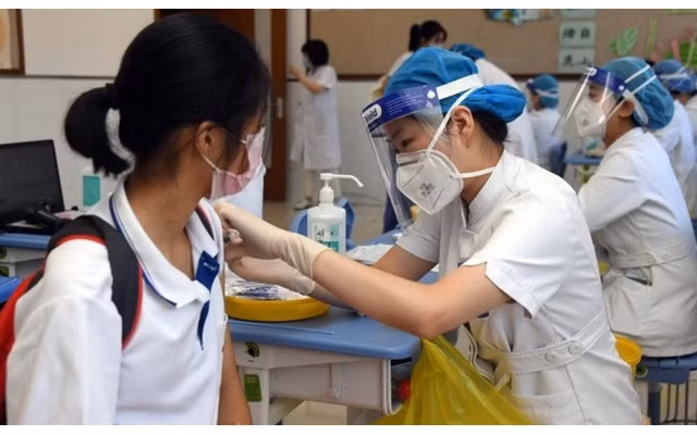 Trẻ phải được theo dõi trong 3 ngày đầu sau tiêm chủng, tránh vận động mạnh và cần được cung cấp đủ nước và chất dinh dưỡng