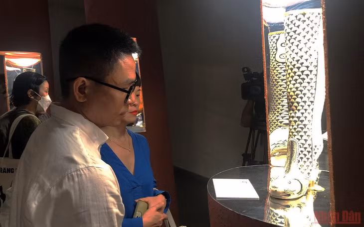 Chiếc giày mang họa tiết cá chép với tích "Lý ngư vượt long môn".