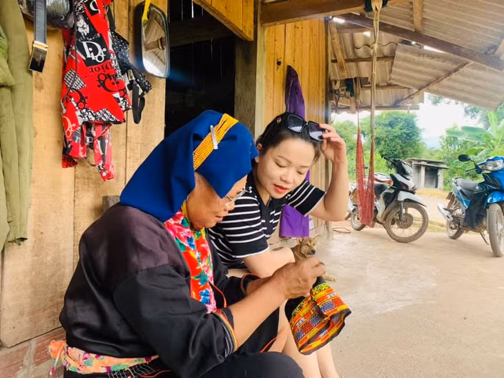 Khách du lịch khám phá văn hóa dân tộc Dao tại khu du lịch Am Váp Farm Kỳ Thượng.
