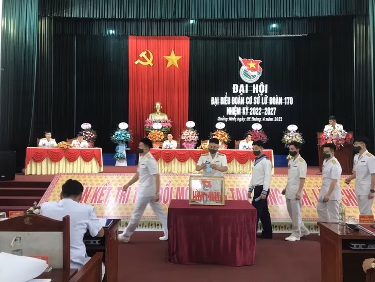 Các đại biểu bỏ phiếu bầu Ban Chấp hành Đoàn cơ sở Lữ đoàn 170, nhiệm kỳ 2022-2027.