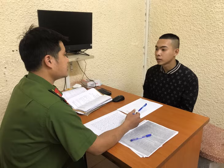 Cơ quan CSĐT Công an TP Hà Nội đấu tranh khai thác đối tượng Hưng.