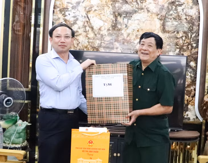 Nhân dịp này, thay mặt Tỉnh ủy, HĐND, UBND tỉnh, đồng chí Nguyễn Xuân Ký, Ủy viên BCH Trung ương Đảng, Bí thư Tỉnh ủy, Chủ tịch HĐND tỉnh tặng quà cho thương binh hạng 1/4 Nguyễn Hữu Vượng, tại tổ 5, khu Trần Hưng Đạo, phường Cẩm Thạch, thành phố Cẩm Phả.