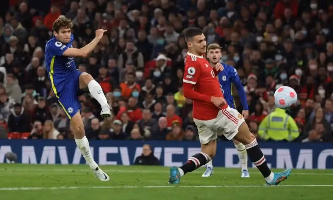 Alonso không bị kèm trong tình huống ghi bàn mở tỷ số cho Chelsea. Ảnh: Reuters.