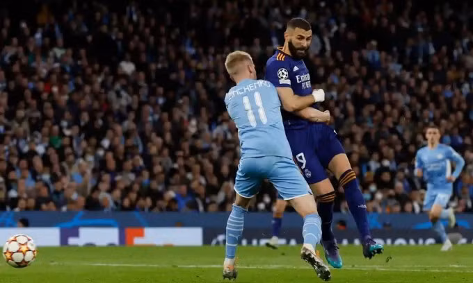 Benzema rút ngắn tỷ số 1-2 cho Real bằng pha dứt điểm đẳng cấp. Ảnh: Reuters.