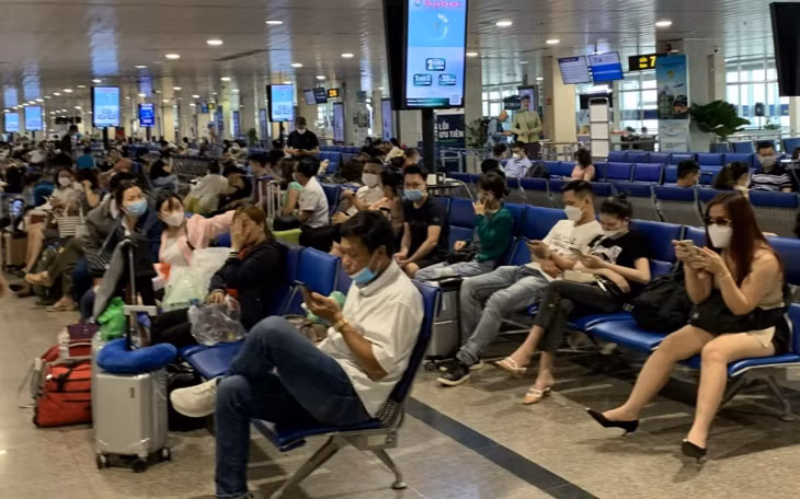 Lượng hành khách qua Sân bay Tân Sơn Nhất để đi du lịch tăng cao trong dịp nghỉ lễ Giỗ Tổ Hùng Vương.