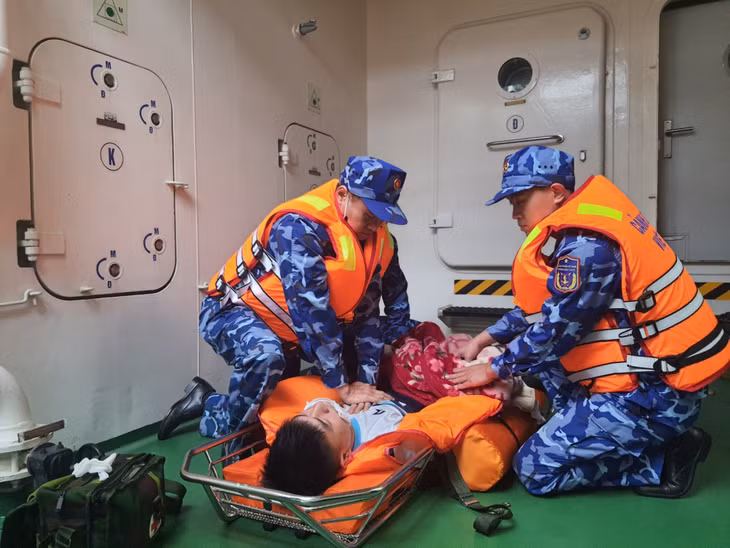 Lực lượng CSB Việt Nam tập luyện phương pháp cứu thương.