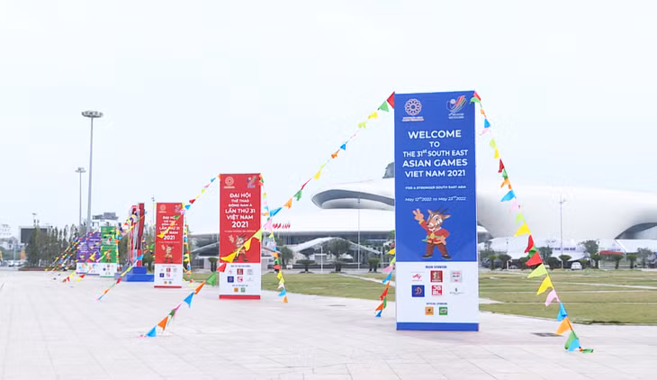 Dọc các tuyến phố tại TP Hạ Long, TP Uông Bí và TP Cẩm Phả được trang hoàng cờ hoa cổ động cho SEA Games 31.