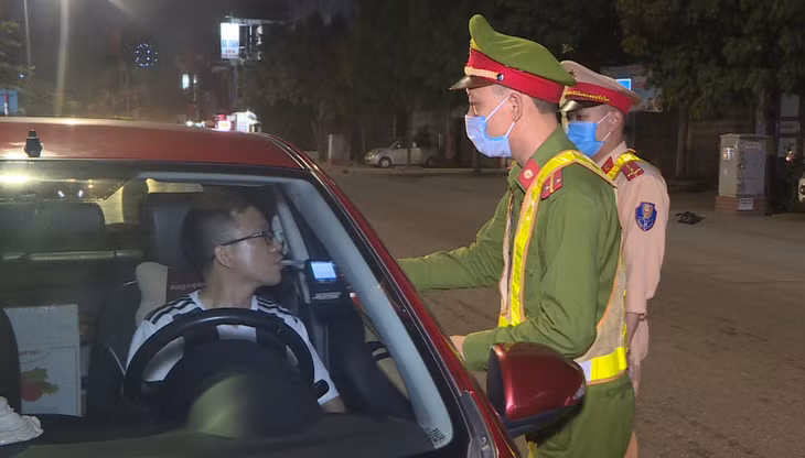 Công an TP Hạ Long kiểm tra nồng độ cồn đối với người điều khiển phương tiện tham gia giao thông trên tỉnh lộ 336.