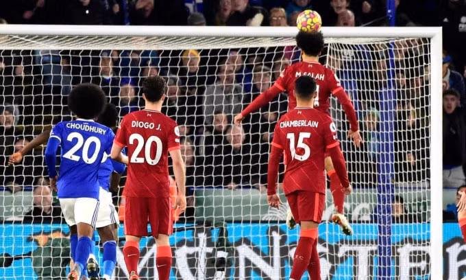 Tiền đạo Liverpool ập vào đánh đầu bồi, nhưng bóng tìm đến xà ngang. Ảnh: Reuters
