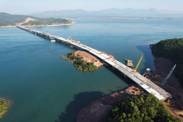 Cầu Vân Tiên - cây cầu dài nhất của Quảng Ninh, đã được hợp long ngày 5/12/2021.