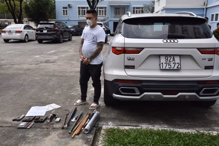Đối tượng Lê Nam Chung và tang vật.