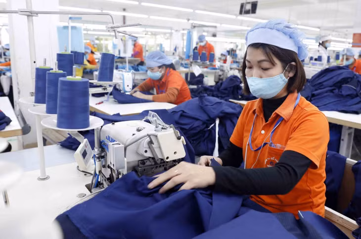 Nhiều doanh nghiệp lấy người lao động làm trung tâm, động lực để thúc đẩy sản xuất. Ảnh: TTXVN.
