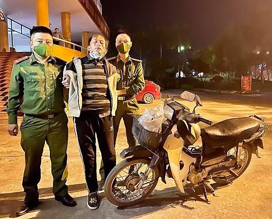 Hiếu bị bắt tại Lào Cai cùng chiếc xe máy hắn sử dụng để trốn chạy. Ảnh: Công an Lào Cai