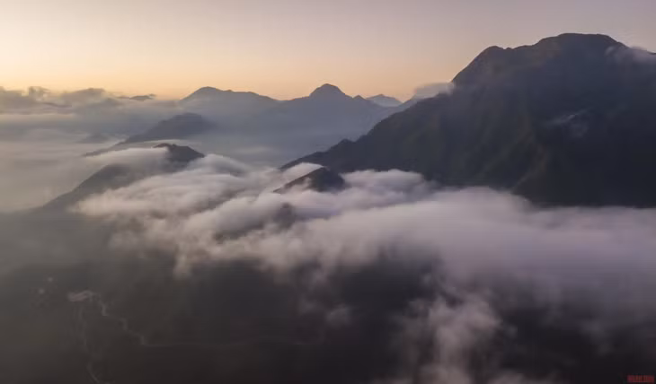 Ngắm hoàng hôn phủ vàng 1 góc dãy Hoàng Liên Sơn cùng mây trắng bay bồng bềnh giữa núi non trùng điệp tạo nên 1 khung cảnh như chốn bồng lai tiên cảnh. (Ảnh: Thành Đạt)
