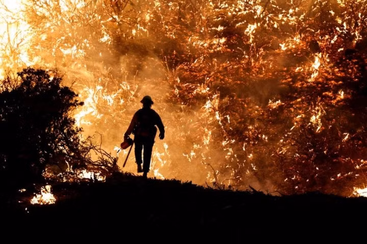 Một lính cứu hỏa làm việc khi Đám cháy Caldor bùng phát ở Grizzly Flats, California, ngày 22/8/2021.