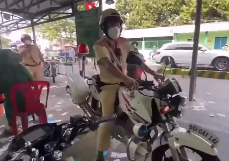 Khi đến nhà chờ qua phà Cát Lái, 2 "quái xế" bị tổ CSGT lập biên bản xử lý.
