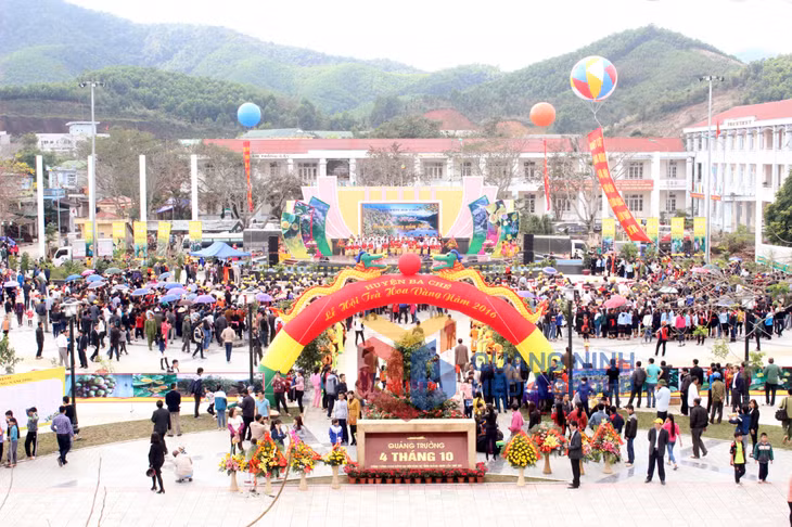 Sáng 17-1-2016, tại Quảng trường 4-10, Trung tâm thị trấn Ba Chẽ Lễ hội trà hoa vàng huyện Ba Chẽ được tổ chức tại Quảng trường 4-10. Ảnh: Thanh Hằng