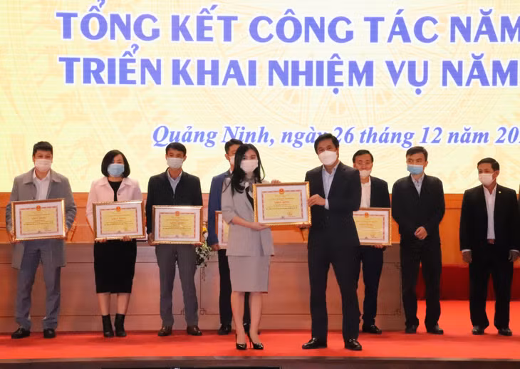 Đồng chí Nguyễn Tường Văn, Phó Bí thư Tỉnh ủy, Chủ tịch UBND tỉnh tặng Bằng khen của UBND tỉnh cho các cá nhân của sở GTVT - Xây dựng - TN&amp;MT có thành tích xuất sắc trong công tác và phong trào thi đua năm 2021.