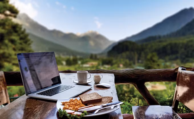 Workcation là kỳ nghỉ kết hợp làm việc từ xa. Ảnh: Quora