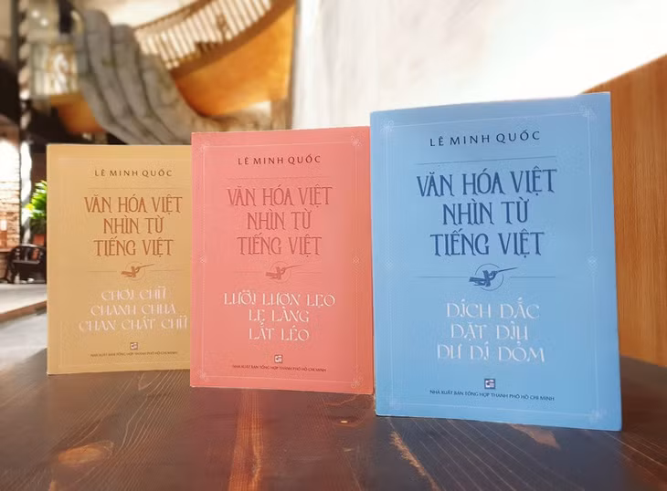 Bộ sách Văn hóa Việt nhìn từ tiếng Việt gồm ba tập. Ảnh: Quỳnh My.