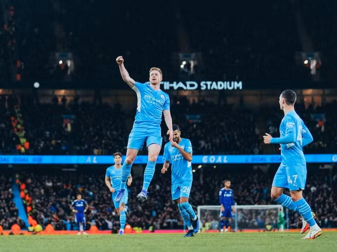 De Bruyne mừng bàn thứ hai ghi vào lưới Leeds tại Etihad hôm 14/12. Ảnh: Twitter / Manchester City