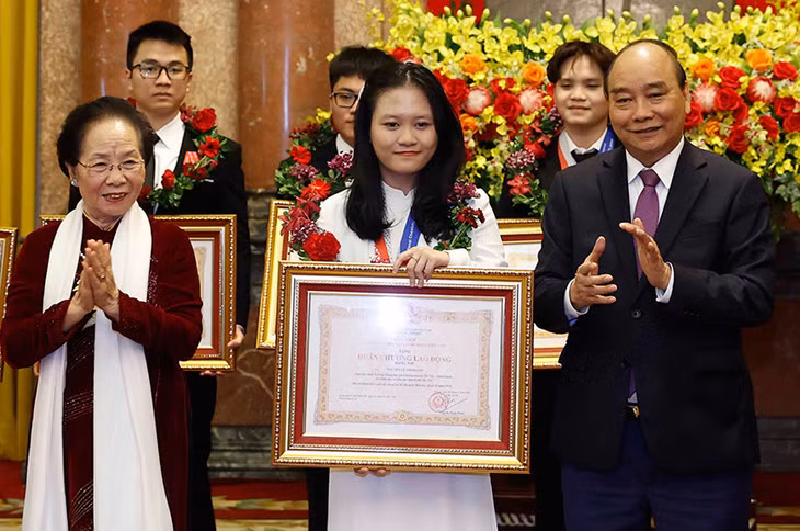 Chủ tịch nước Nguyễn Xuân Phúc trao Huân chương Lao động, nguyên Phó Chủ tịch nước Nguyễn Thị Doan trao vòng nguyệt quế cho các học sinh đoạt giải.