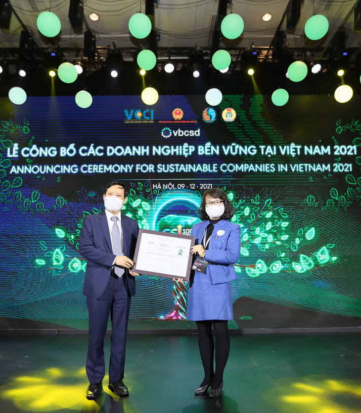 Ông Phạm Tấn Công, Chủ tịch VCCI trao chứng nhận Top 100 Doanh nghiệp bền vững năm 2021 cho đại diện của AES Mông Dương – Bà Đặng Hương Lan, Giám đốc Đối ngoại.