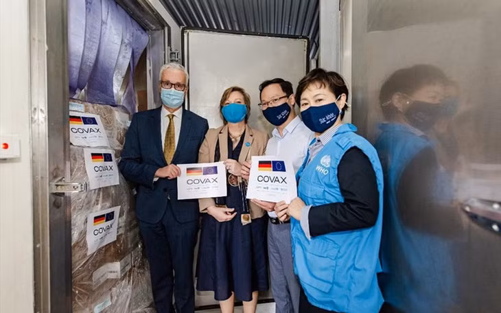 Đại sứ Đức Guido Hildner (ngoài cùng bên trái) dự lễ bàn giao 2.588.000 liều vaccine Moderna do Chính phủ Đức hỗ trợ cho Chính phủ Việt Nam tại Viện Vệ sinh dịch tễ Trung ương ngày 14/12. Ảnh: ĐSQ Đức